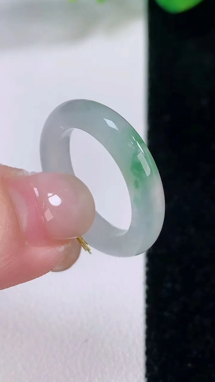 天然A货翡翠冰种飘花指环戒指，尺寸17.5-4.5-3.5，重量:3.47g2025年12月1日
工