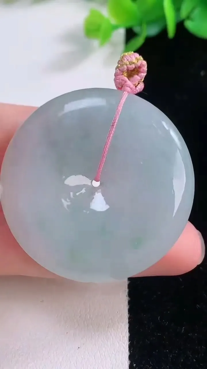 天然A货翡翠平安扣吊坠，尺寸39.8-7，重量:23.65g
12月1日