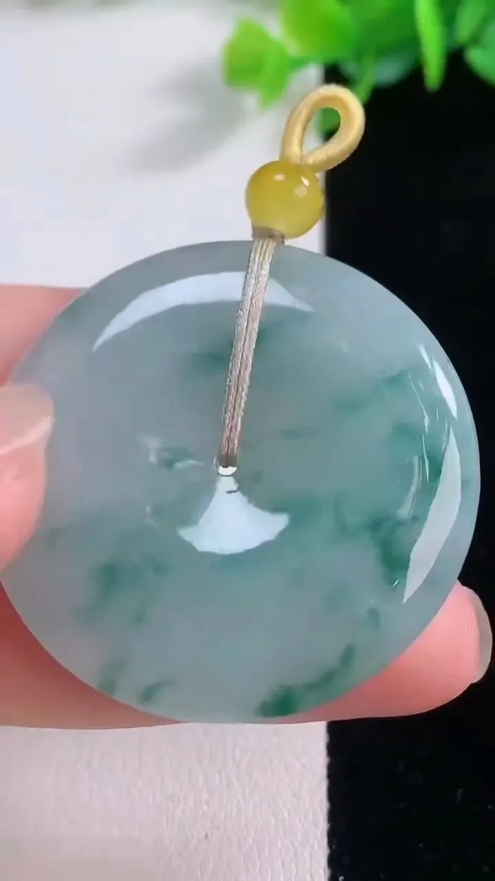 天然A货翡翠冰种飘花平安扣吊坠，尺寸38.4-5.7，重量:18.54g
12月1日