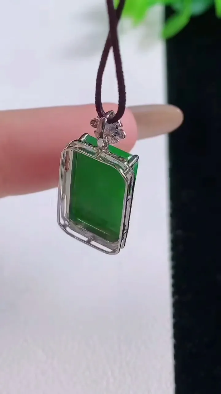 天然A货翡翠无事牌吊坠，尺寸23-10.8-4.7裸石15.4-8.6，重量:1.76g
12月1日