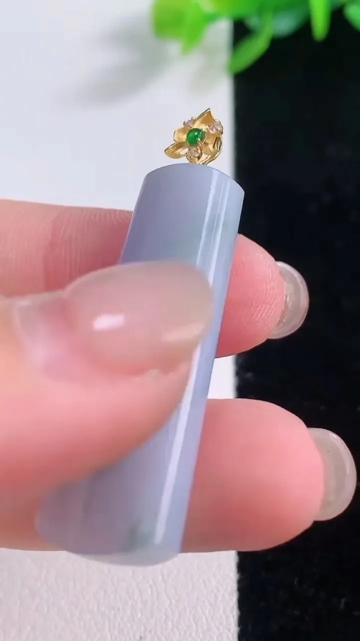 天然A货翡翠种紫罗兰 飘花平安柱吊坠，尺寸36.4-13.6-6，重量:7.63g
12月1日