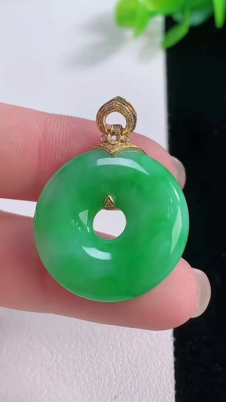 天然A货翡翠平安环吊坠，尺寸24.3-5.6，重量:7.67g
12月1日