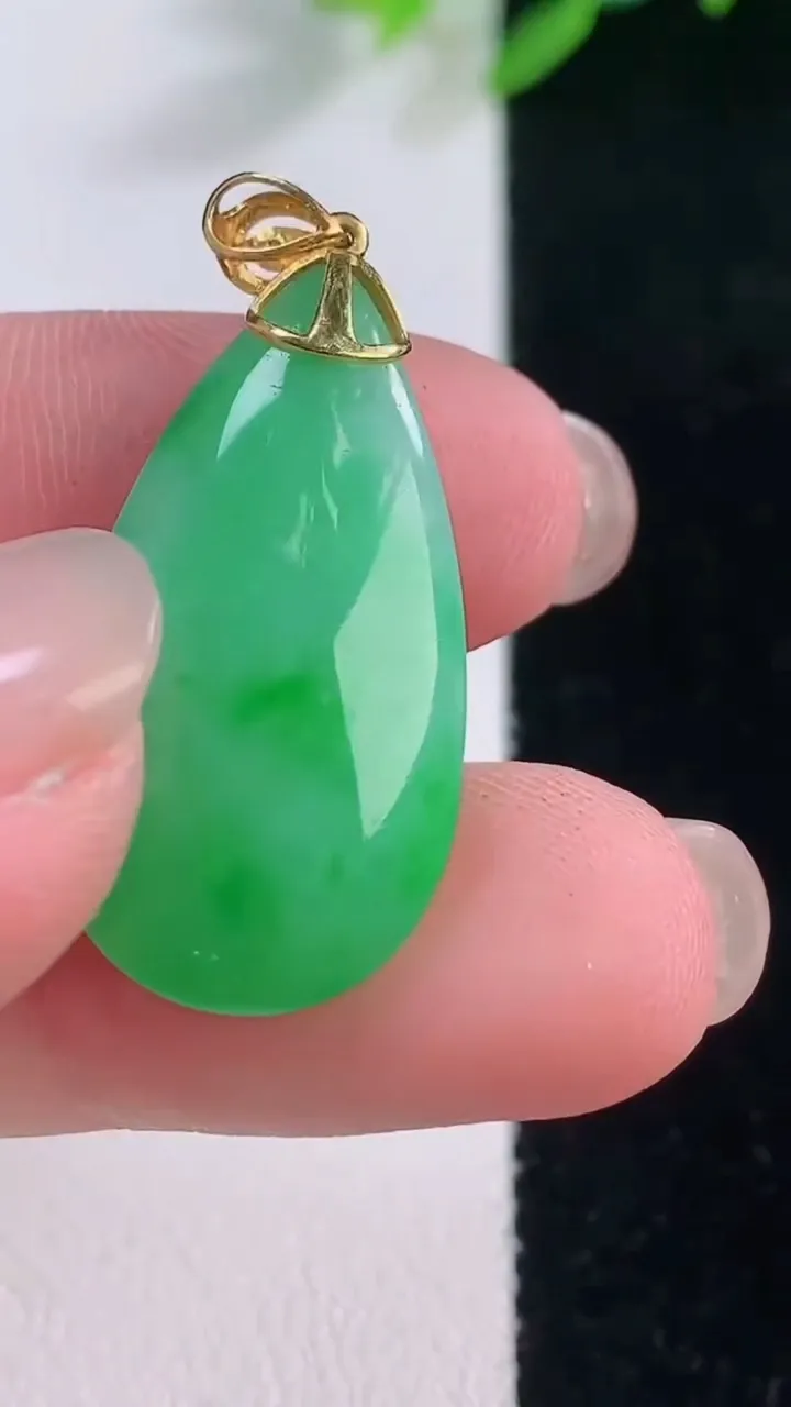 天然A货翡翠水滴吊坠，尺寸26.2-14.4-8.2，重量:5.47g
12月1日