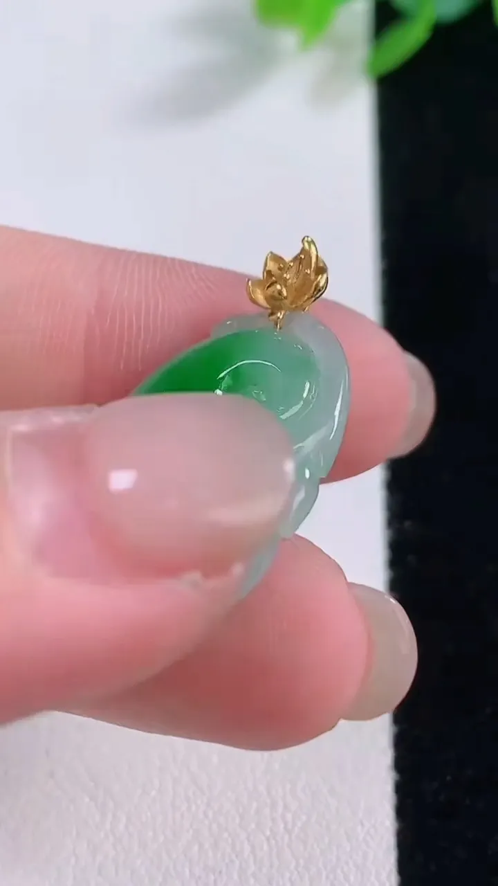 天然A货翡翠如意吊坠，尺寸23-16.4-6，重量:4.60g
12月1日