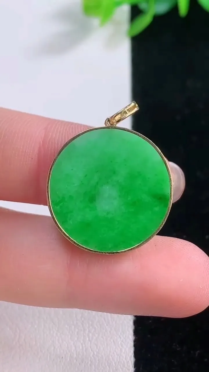 天然A货翡翠无事牌吊坠，尺寸20.7-1.8，重量:2.38g
12月1日