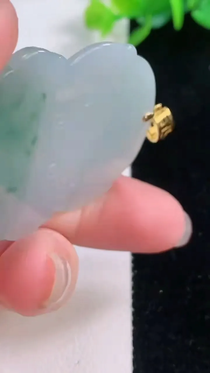 天然A货翡翠种飘花观音头吊坠，尺寸40.8-36.2-5.2，重量:16.32g
12月1日