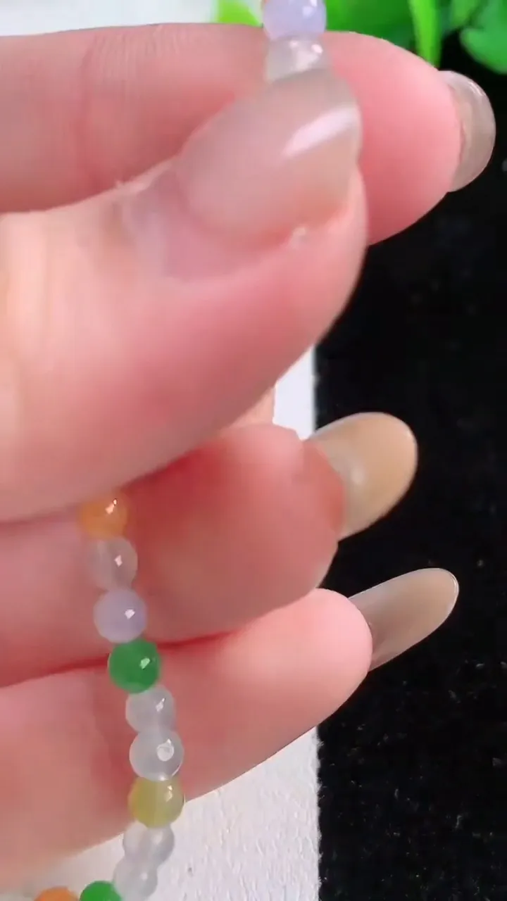 天然A货翡翠种三彩小米圆珠手串45颗，尺寸3.8，重量:4.50g12月1日
工厂直销收藏佳品,种好水足，色泽均匀，有种有色，上手高大气！