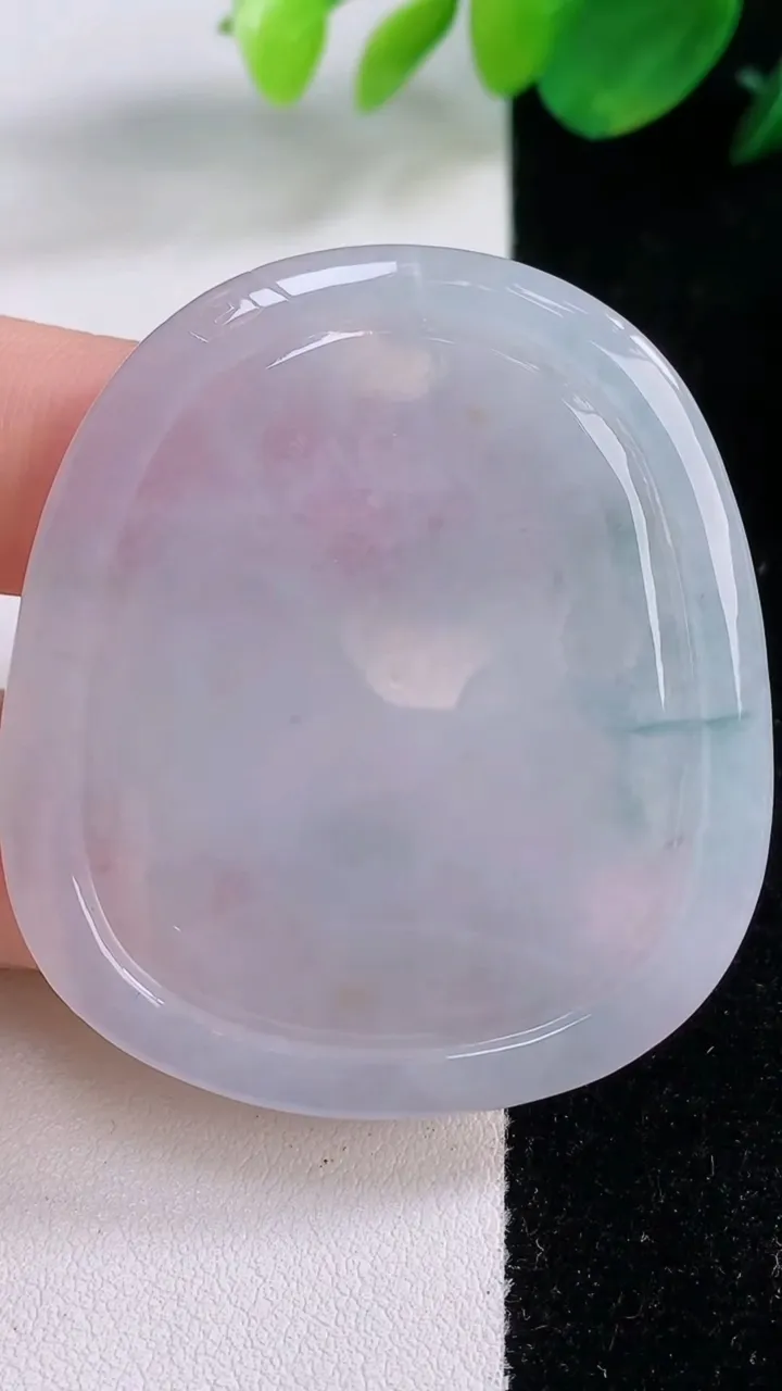 天然A货翡翠飘花生肖猪吊坠，尺寸49.4-44-5.6，重量:21.56g
12月1日