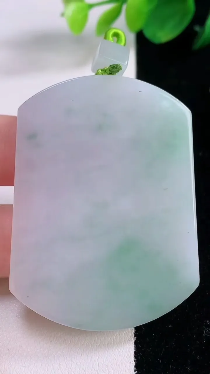 天然A货翡翠无事牌吊坠，尺寸54-40.6-5.7，重量:38.26g
12月1日