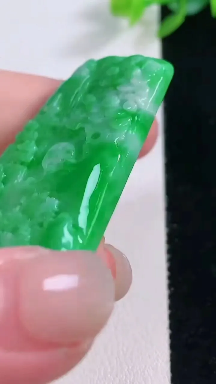 天然A货翡翠山水牌吊坠，尺寸48.5-33-5.6，重量:19.94g
12月1日