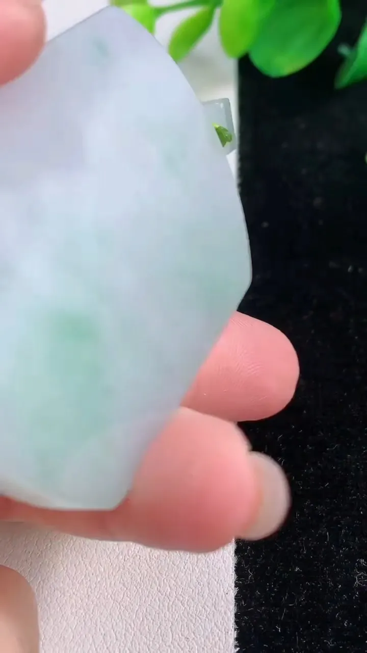 天然A货翡翠无事牌吊坠，尺寸54-40.6-5.7，重量:38.26g
12月1日