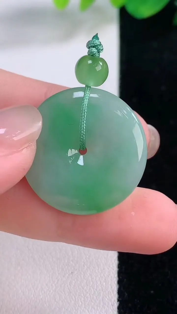天然A货翡翠平安扣吊坠，尺寸24.7-4.2，重量:6.70g
12月1日