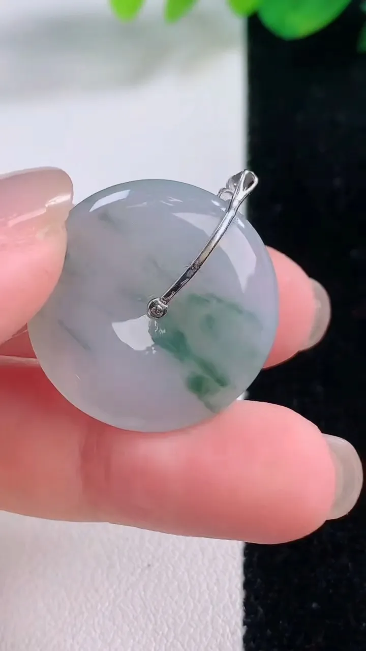 天然A货翡翠种飘花平安扣吊坠，尺寸24-4.3，重量:5.75g
12月1日