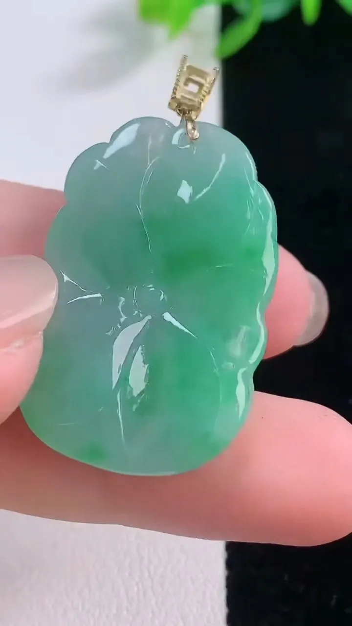 天然A货翡翠和和美美 荷叶鱼吊坠，尺寸33-21.6-6.5，重量:9.57g
12月1日