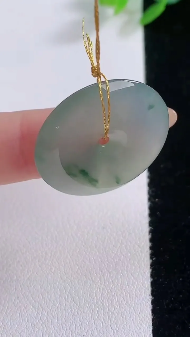 天然A货翡翠冰种飘花平安扣吊坠，尺寸25.6-4.3，重量:5.86g
12月1日