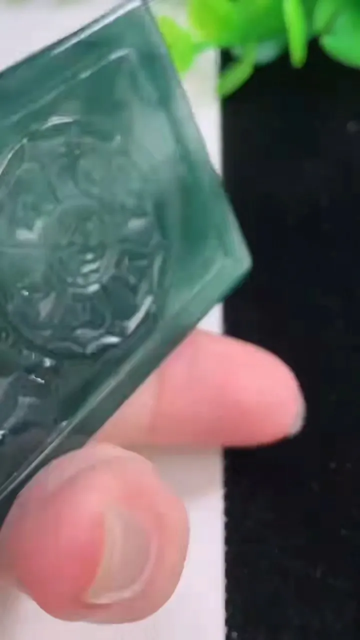 天然A货翡翠山水大日如来吊坠，尺寸68.7-39.5-6.2，重量:42.68g
12月1日