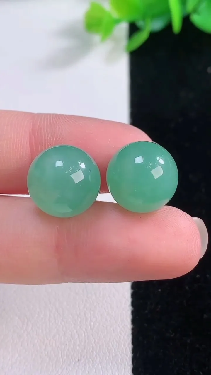 天然A货翡翠圆珠镶嵌件一对，尺寸12.3，重量:6.88g
12月1日