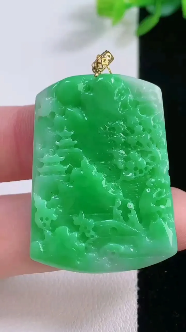 天然A货翡翠山水牌吊坠，尺寸37.6-26.6-4，重量:9.84g
12月1日