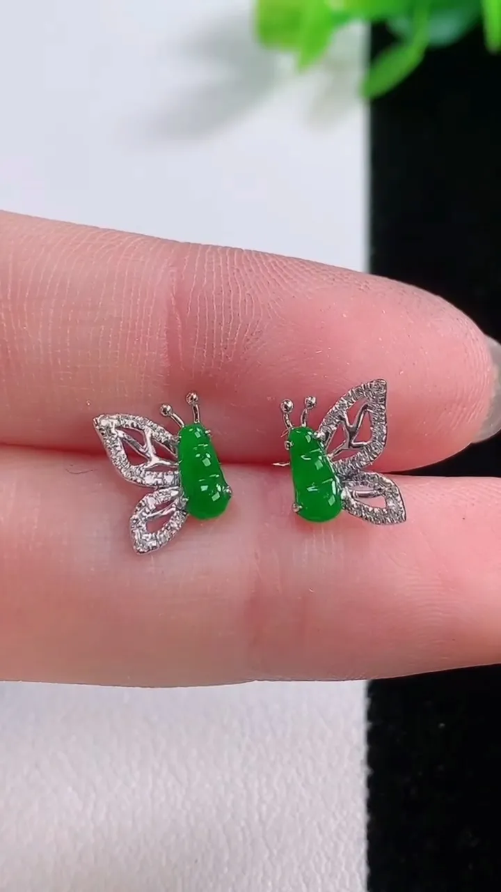 天然A货翡翠蝴蝶 福豆耳钉，尺寸5.8-3，重量:0.96g
12月1日