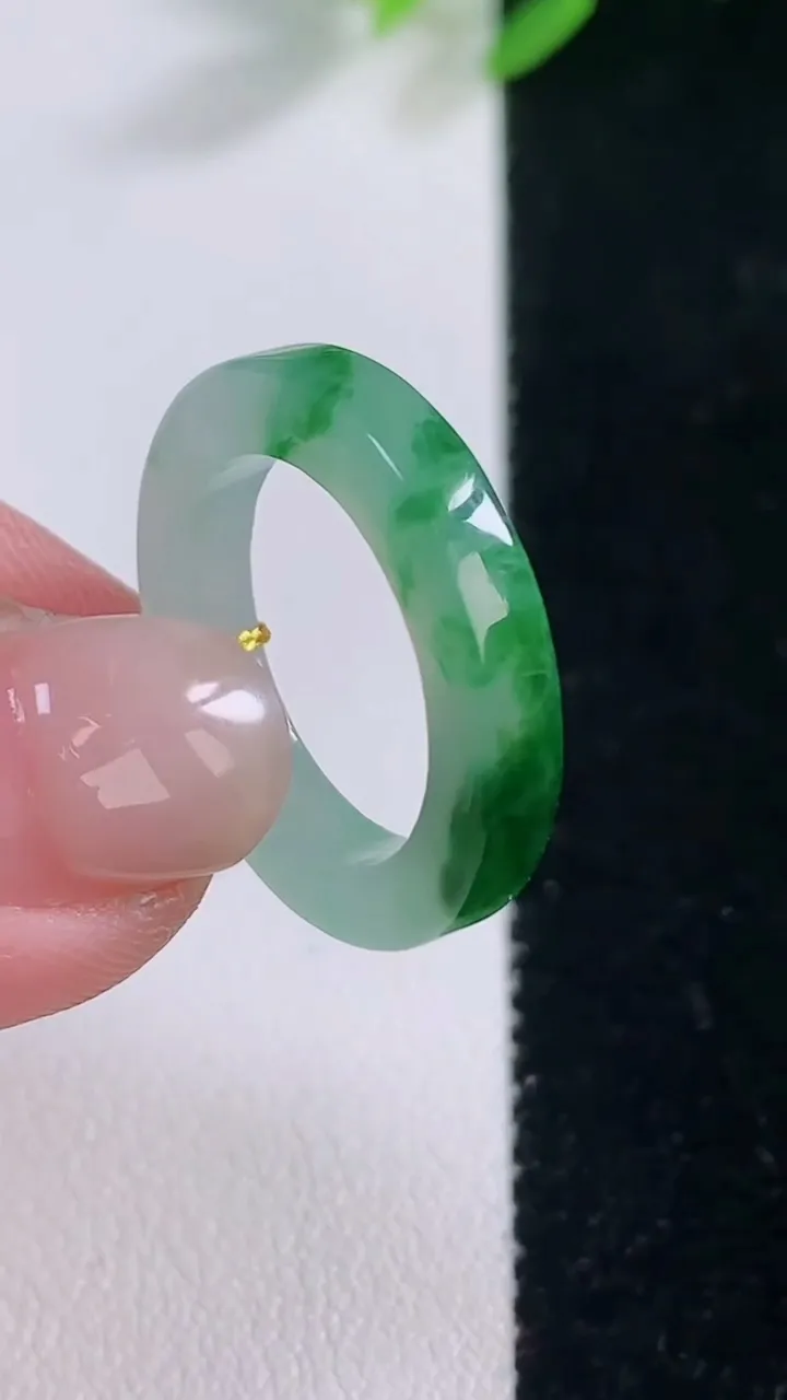 天然A货翡翠花方形指环 戒指，尺寸16.8-3.5-3.2，重量:2.98g2025年12月1日
工厂直销收藏佳品,种好水足，色泽均匀，有种有色，上手高大气！