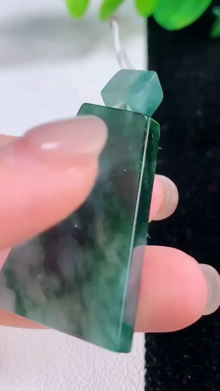 天然A货翡翠飘花无事牌吊坠，尺寸35.8-24.2-5.7，重量:13.60g
12月1日