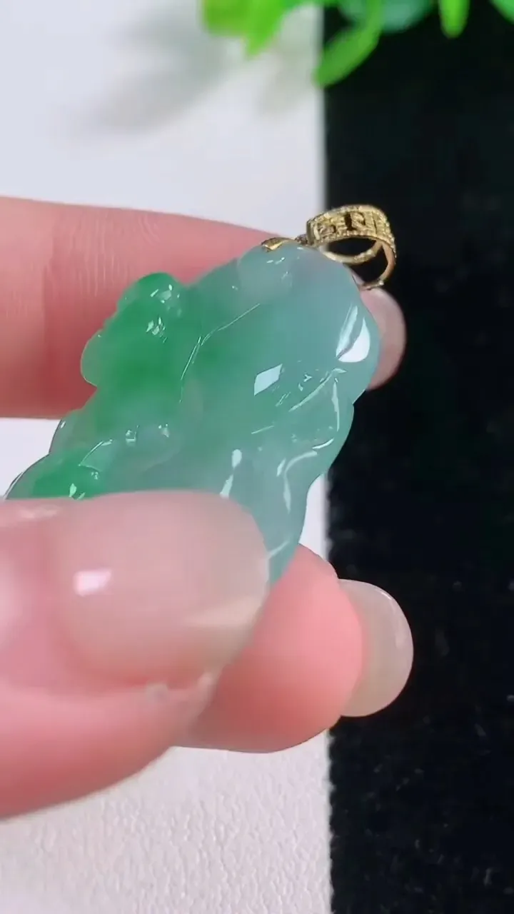 天然A货翡翠和和美美 荷叶鱼吊坠，尺寸33-21.6-6.5，重量:9.57g
12月1日