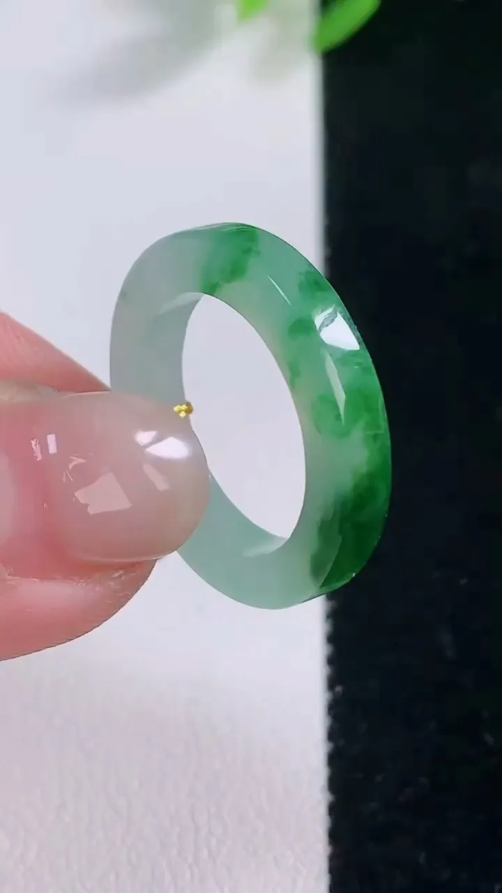 天然A货翡翠花方形指环 戒指，尺寸16.8-3.5-3.2，重量:2.98g2025年12月1日
工