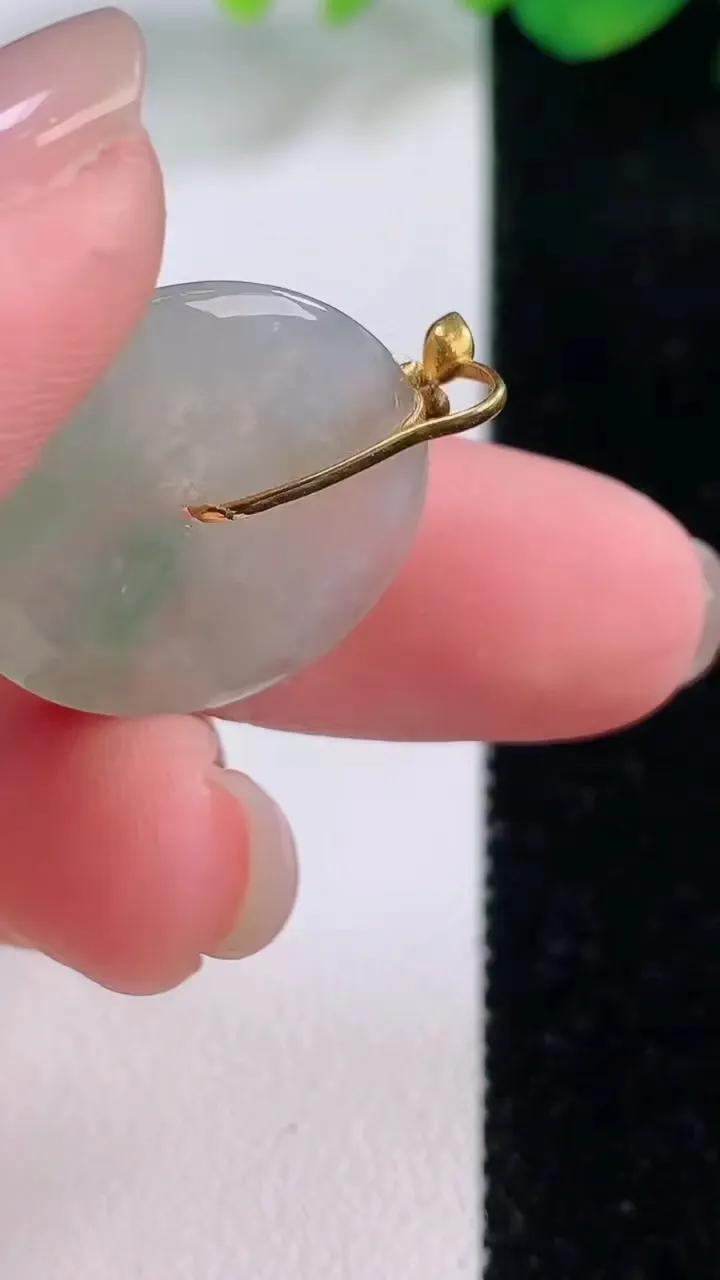 天然A货翡翠平安扣吊坠，尺寸21.6-3，重量:3.39g
12月1日