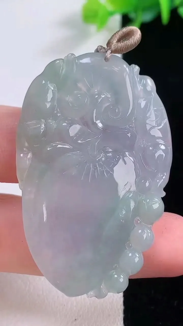 天然A货翡翠如意吊坠，尺寸47.8-31-5，重量:13.62g
12月1日