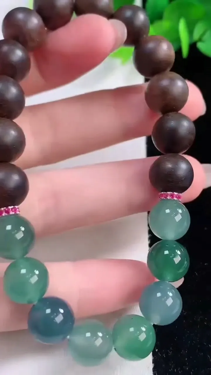 天然A货翡翠种双彩紫罗兰圆珠檀香手串8颗，尺寸9.6，重量:22.54g12月1日
工厂直销收藏佳品,种好水足，色泽均匀，有种有色，上手高大气！