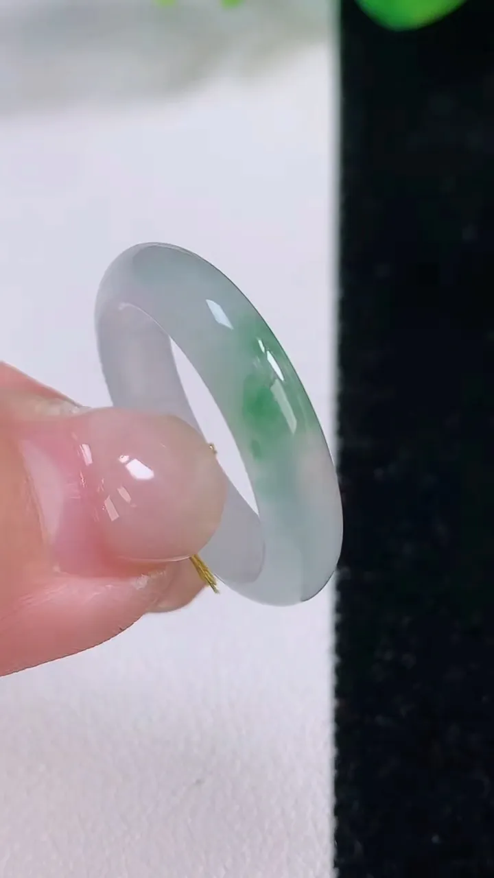 天然A货翡翠冰种飘花指环戒指，尺寸17.5-4.5-3.5，重量:3.47g2025年12月1日
工厂直销收藏佳品,种好水足，色泽均匀，有种有色，上手高大气！