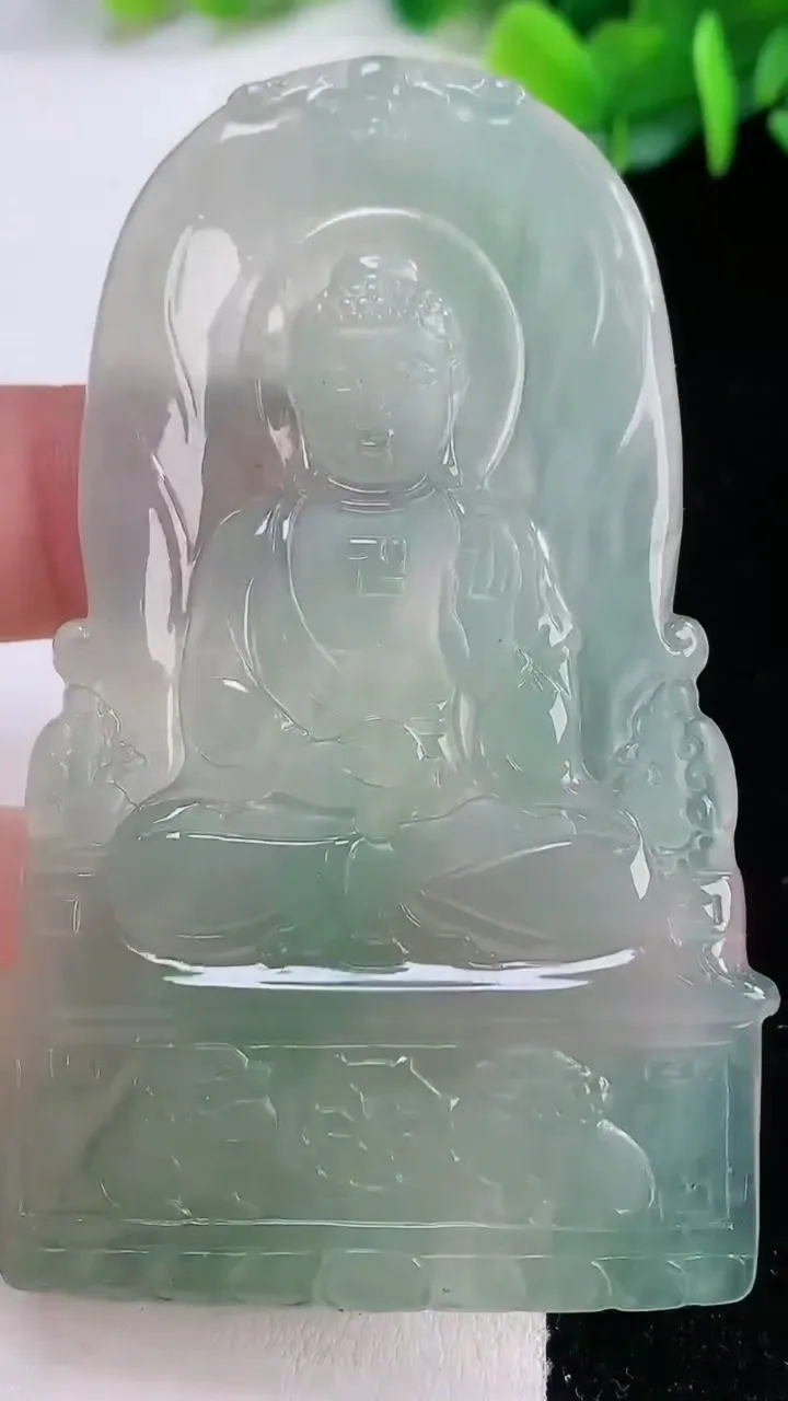 天然A货翡翠大日如来吊坠，尺寸71.6-42.4-4.4，重量:27.69g
12月1日