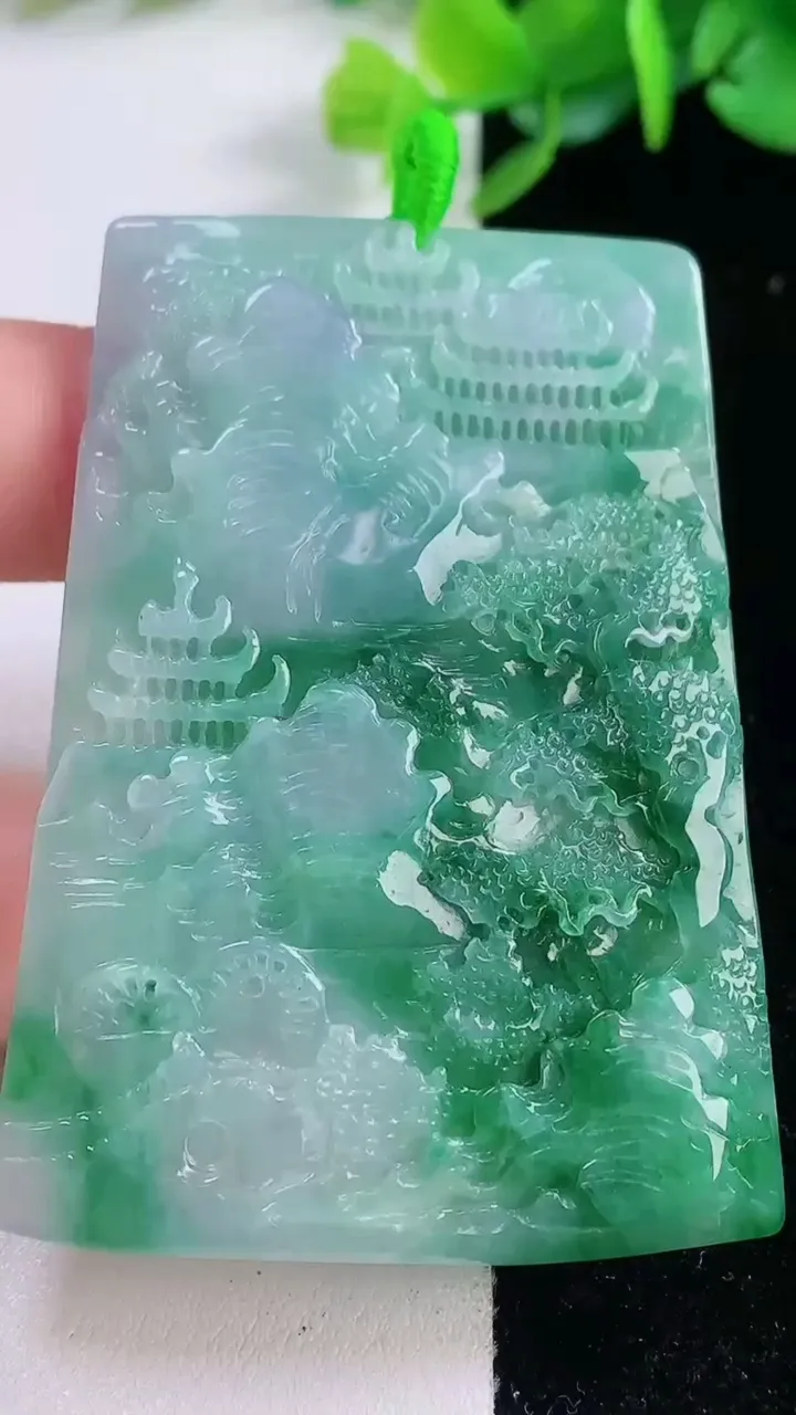 天然A货翡翠山水牌吊坠，尺寸60.3-41.4-4.5，重量:29.50g
12月1日