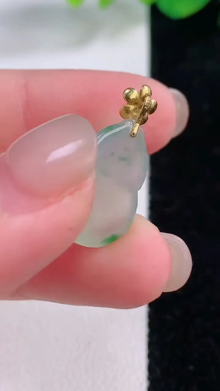 天然A货翡翠种飘花葫芦吊坠，尺寸17-12.7-4.7，重量:2.08g
12月1日