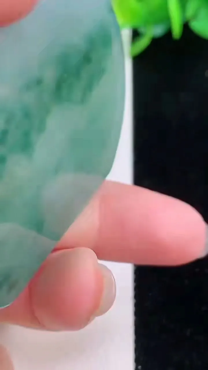 天然A货翡翠牌吊坠，尺寸55.2-43.4-45，重量:28.70g
12月1日