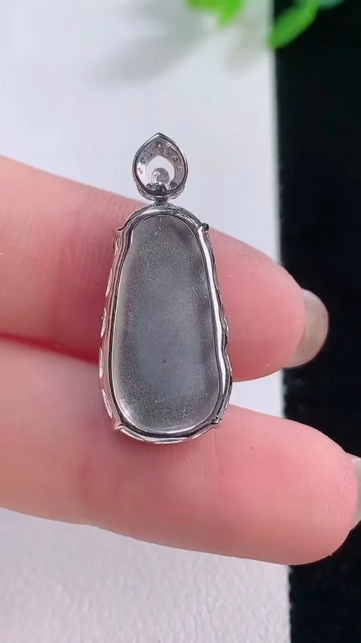 天然A货翡翠如意吊坠，尺寸20-11.6-4，重量:2.04g
12月1日