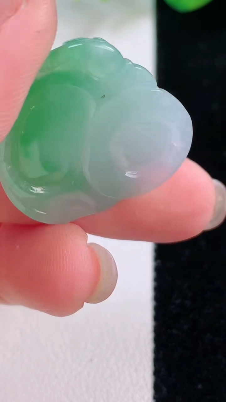 天然A货翡翠佛公吊坠，尺寸25.5-28.5-5，重量:6.42g
12月1日