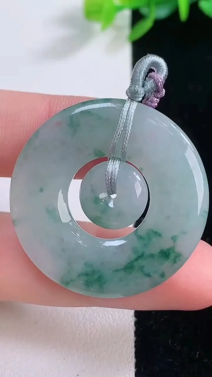 天然A货翡翠冰种飘花母子平安扣吊坠，尺寸34.2-4，重量:10.73g
12月1日