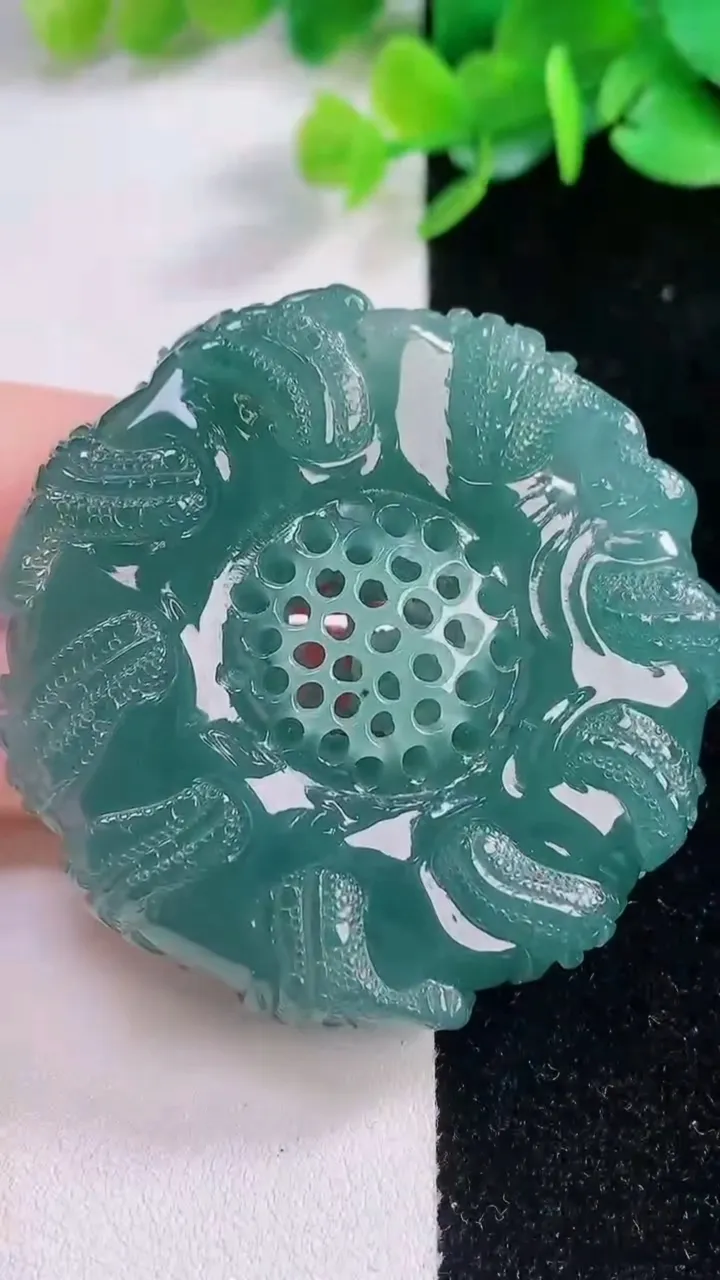 天然A货翡翠冰种蓝水九龙至尊 龙牌吊坠，尺寸51.4-50-11.4，重量:50.35g
12月1日