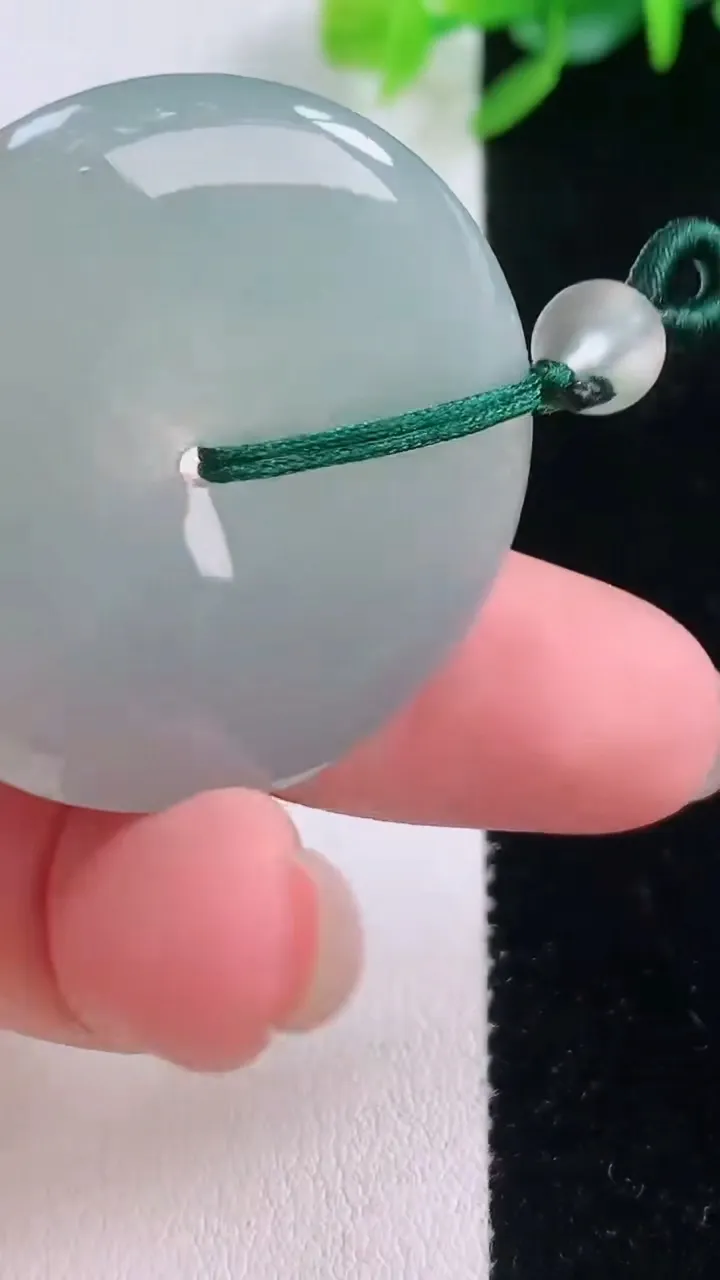 天然A货翡翠平安扣吊坠，尺寸34.4-5，重量:13.46g
12月1日