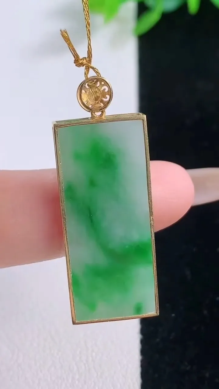 天然A货翡翠无事牌吊坠，尺寸28.7-12.3-2.9，重量:3.85g
12月1日