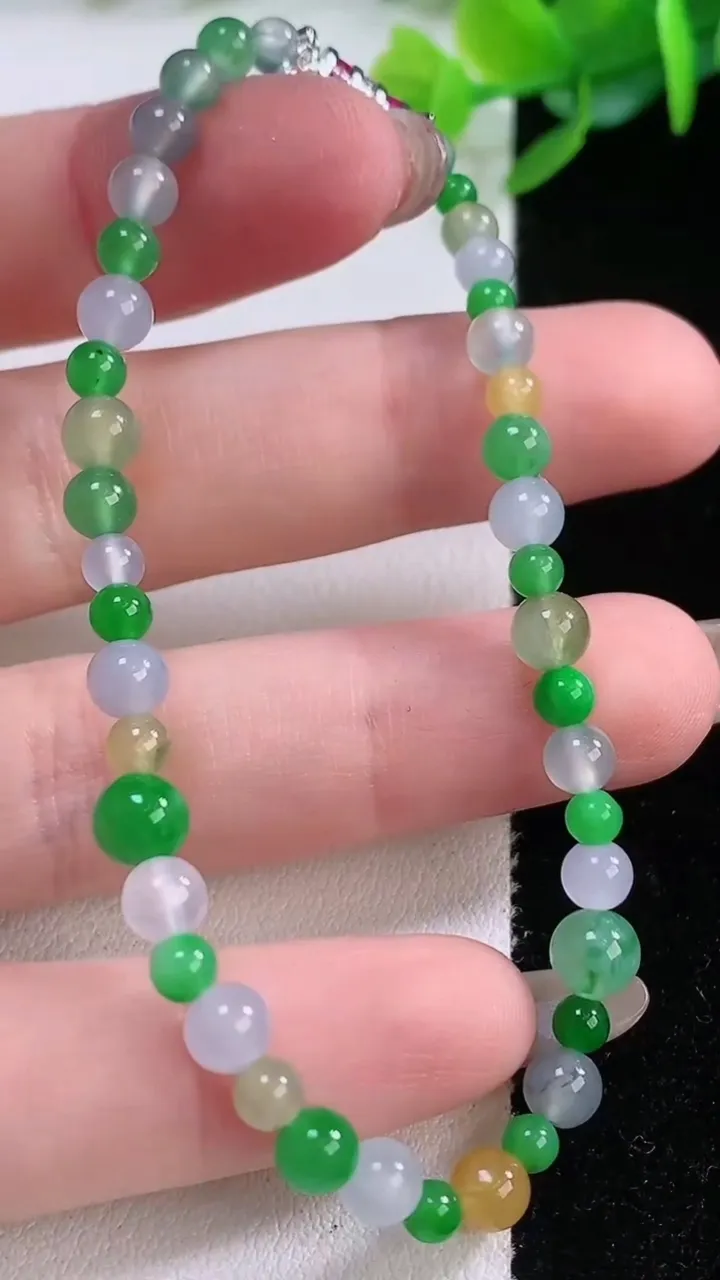 天然A货翡翠种三彩小米圆珠手串42颗，尺寸5.5，重量:6.69g12月1日
工厂直销收藏佳品,种好水足，色泽均匀，有种有色，上手高大气！