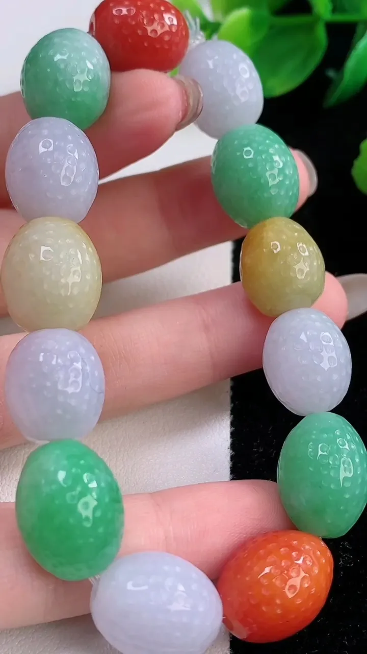 天然A货翡翠三彩路路通手串，尺寸13.6-12-13颗，重量:55.55g12月1日
工厂直销收藏佳