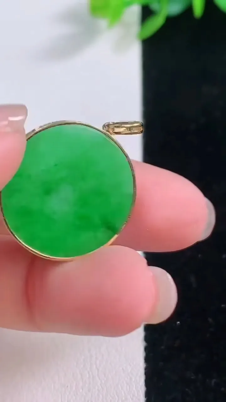 天然A货翡翠无事牌吊坠，尺寸20.7-1.8，重量:2.38g
12月1日