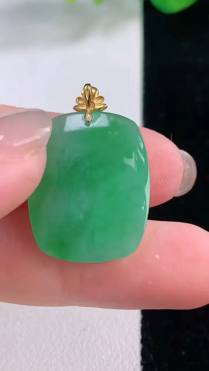 天然A货翡翠无事牌吊坠，尺寸22.7-18-5.3，重量:4.69g
12月1日