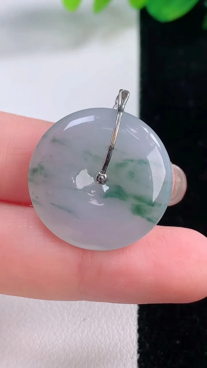 天然A货翡翠种飘花平安扣吊坠，尺寸24-4.3，重量:5.75g
12月1日