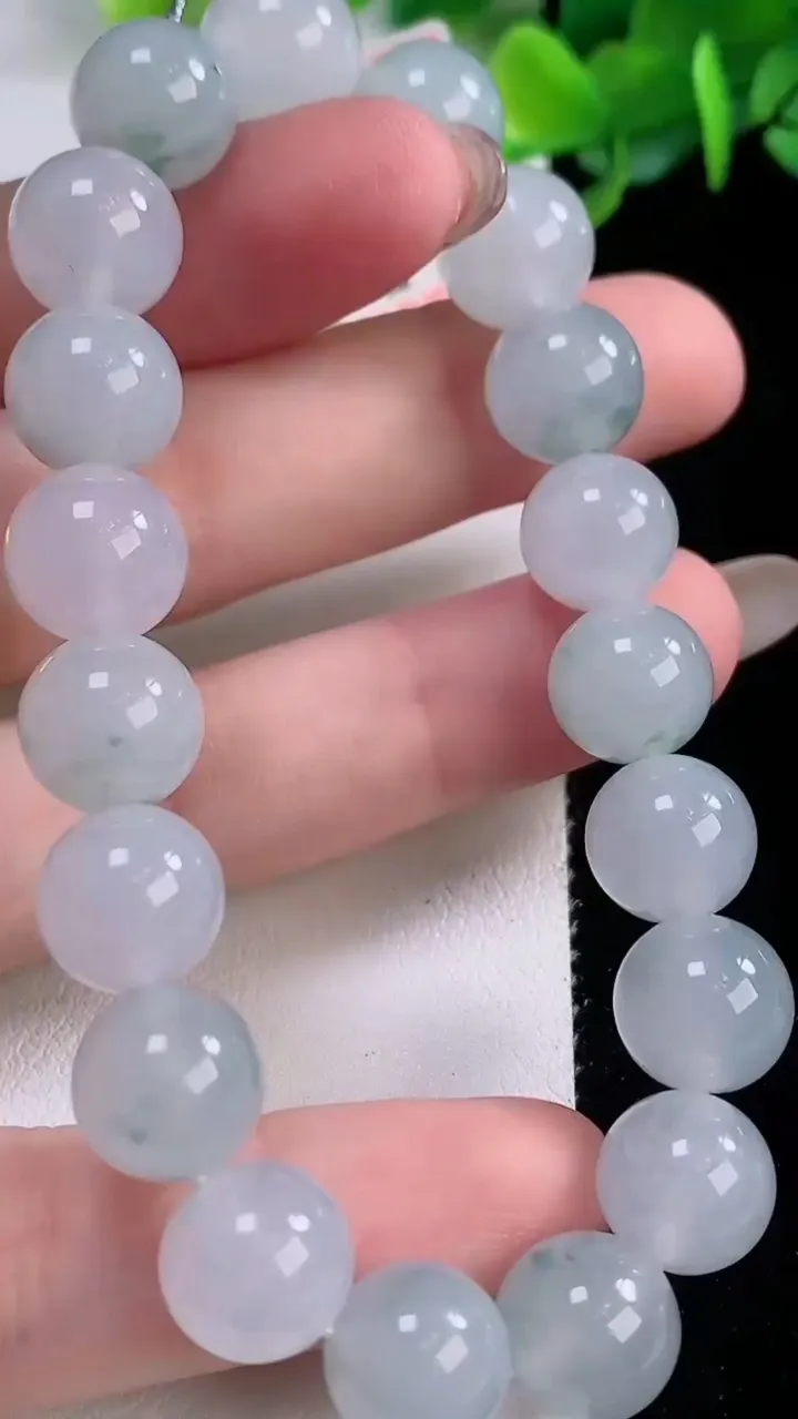 天然A货翡翠种飘花圆珠手串19颗，尺寸10.4，重量:37.84g12月1日
工厂直销收藏佳品,种好