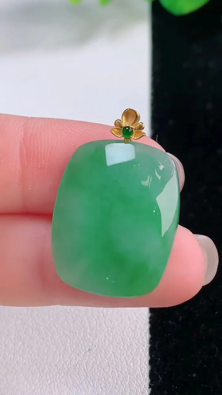 天然A货翡翠无事牌吊坠，尺寸22.7-18-5.3，重量:4.69g
12月1日