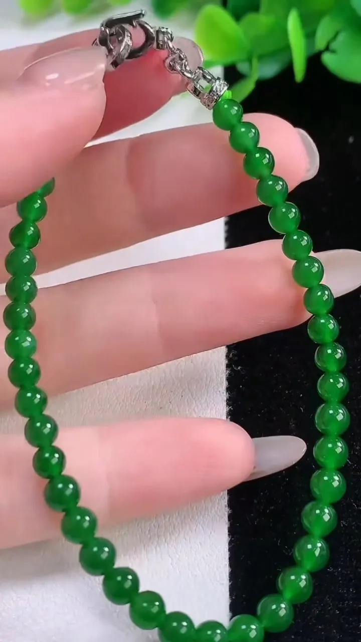 天然A货翡翠小米圆珠手串38颗，尺寸4，重量:7.07g12月1日
工厂直销收藏佳品,种好水足，色泽均匀，有种有色，上手高大气！