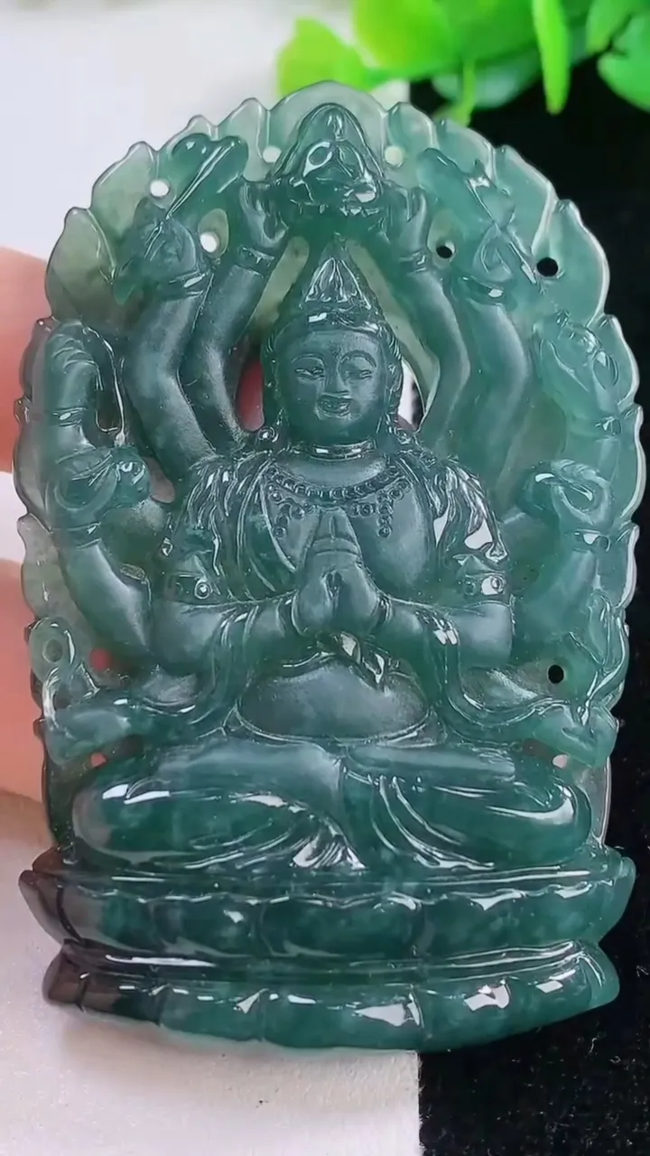 天然A货翡翠千手观音菩萨吊坠，尺寸69.2-45.2-7.8，重量:46.31g
12月1日
